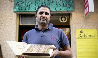 Abud Alkarni, de 41 años, frente a Pim Pam Pum, la tienda de dulces árabes que regenta en Madrid.