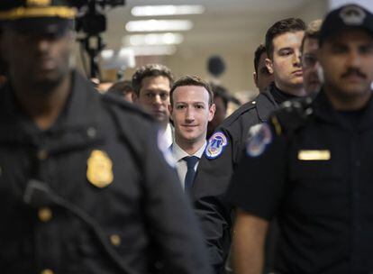 El fundador de Facebook, Mark Zuckerberg, llega al Capitolio donde dará explicaciones al Senado por el escándalo de fuga de datos que afecta a la red social.
