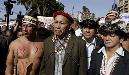 Los tres diputados suspendidos del Estado de Amazonas, de traje, acuden el miércoles a una reunión en el Tribunal Supremo en Caracas.