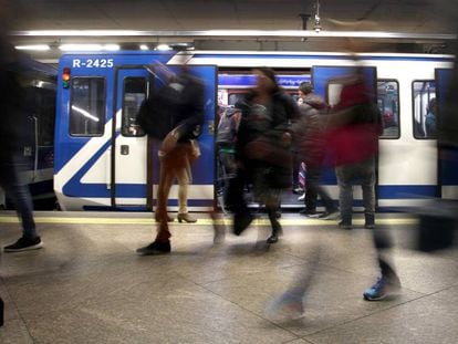 Viajeros en el metro de Madrid estas Navidades.