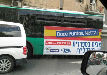 El autobús con el mensaje de agradecimiento a los votos de España a Netta.