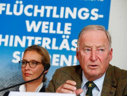 Los candidatos de Alternativa por Alemania (Afd) Alexander Gauland y Alice Weidel attend en conferencia de prensa el lunes en Berlín.