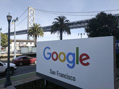 Letrero de Google a la entrada de sus oficinas en San Francisco.