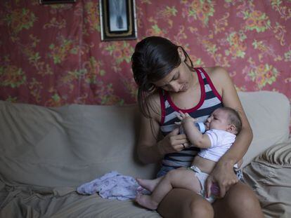 Una madre con su bebé, que nació con microcefalia. 