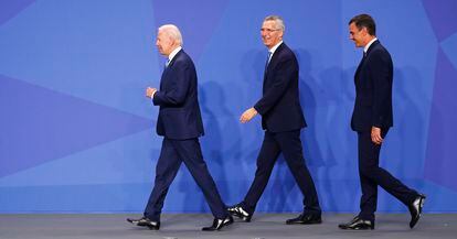 Desde la izquierda, el secretario general de la OTAN, Jens Stoltenberg; el presidente de Estados Unidos, Joe Biden, y el presidente del Gobierno español, Pedro Sánchez, momentos antes de la foto de familia, durante la primera jornada de la cumbre de la Alianza en Madrid.