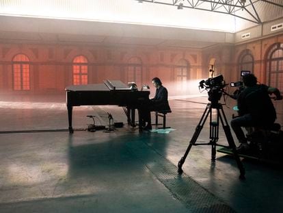 Nick Cave a solas en Alexandra Palace, Londres, con su piano mientras una cámara le filma para el concierto en 'streaming'. Fue el 23 de julio. / JOEL RYAN