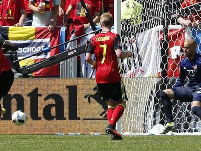 Lukaku hace el tercer gol de Bélgica.