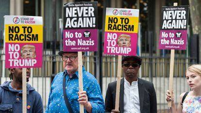 Varios activistas protestan ante la embajada americana en Londres en 2017.