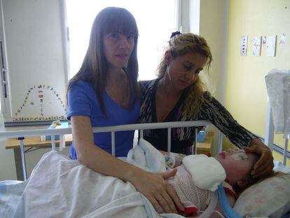 Selva Herbón (a la izquierda) visita a su hija enferma acompañada de Susana Bustamante.