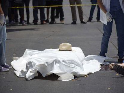 Javier Valdez tiene ahora el nombre del periodismo, lo lleva en su solapa rota, en la sangre que deja