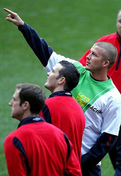 David Beckham muestra el estadio Bernabéu a sus compañeros.