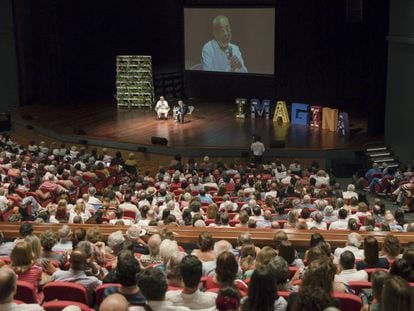 Leonardo Padura y Javier Moreno, director de EL PAÍS América. 