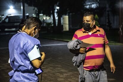 Familares de los heridos esperan información en el Hospital General Tláhuac.