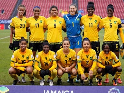 La selección jamaicana de fútbol femenino, antes de iniciar un partido. 
 