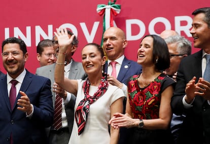 Claudia Sheinbaum se despide al término de la conferencia en la que anunció su renuncia, en la Ciudad de México, este lunes.