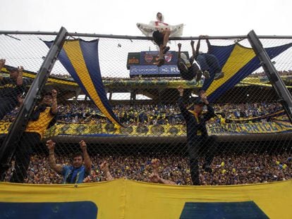Hinchas de Boca alientan a su equipo en un partido contra River disputado en 2016, en la Bombonera.