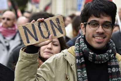 Un manifestante sostiene un cartel que dice "No" durante la manifestación en las calles de Rennes, Francia.