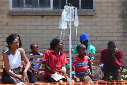Pacientes que podrían estar enfermos de cólera esperan para recibir tratamiento médico en Mbare (Zimbabue). 