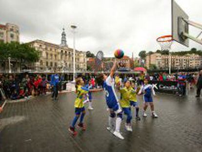 Bilbao acogi&oacute; el programa Plaza 2014, un torneo 3x3 parte de las actividades previas al mundial. FEB
