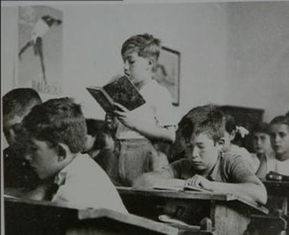 Imagen de una escuela durante la Segunda República.