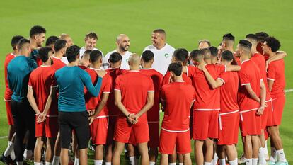 Los jugadores de Marruecos escuchan al seleccionador Walid Regragui, en el centro, durante el entrenamiento de este sábado en el Duhail SC Stadium de Doha.