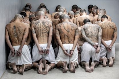 Detenidos esperan ser llevados a su celda en el Centro de Confinamiento de Terroristas.