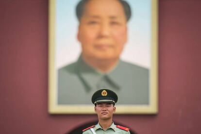 Un soldado chino en la plaza de Tiananmen, bajo el icónico retrato de Mao Zedong, en la víspera del 27º aniversario de la represión de las protestas prodemocráticas de 1989.