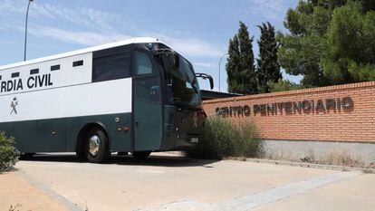 Un autobús de la Guardia Civil para el traslado de presos, a la entrada de la cárcel de Zuera (Zaragoza) en una imagen de archivo.