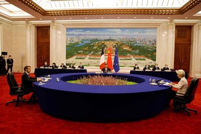 Xi Jinping (centro) preside la reunión con Emmanuel Macron y Ursula von der Leyen, este jueves en Pekín. 
