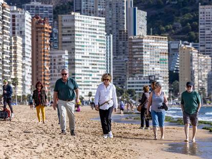 Turistas en Benidorm este diciembre, en la zona de la playa del Levante.