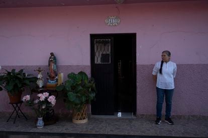 Una mujer vecina de Aguililla observa el paso de la procesión. 