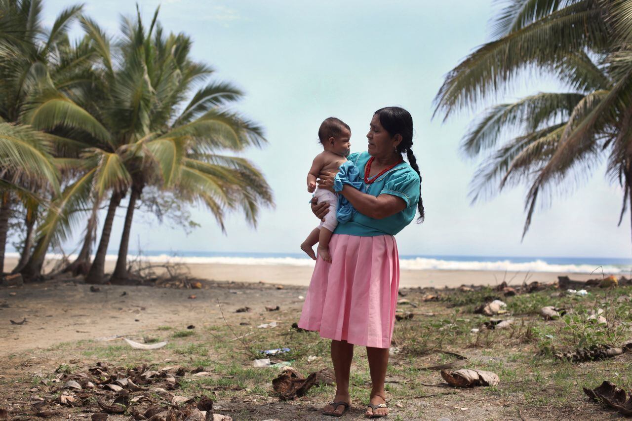 Una mujer y su hijo en una de las playas de la comunidad de Santa María Ostula, en Michoacán, el 1 de julio de 2016.