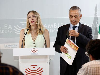 La presidenta del PP de Extremadura, María Guardiola y el portavoz de Vox en la Asamblea de Extremadura, Ángel Pelayo Gordillo, este viernes.