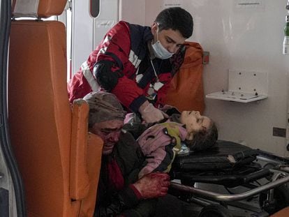 Las autoridades ucranias han elevado este domingo a 352 los civiles muertos tras la invasión del país por el Ejército ruso, entre ellos 14 niños. En la imagen, un sanitario atiende a una niña herida por un bombardeo en un hospital de la ciudad ucrania de Mariupol.