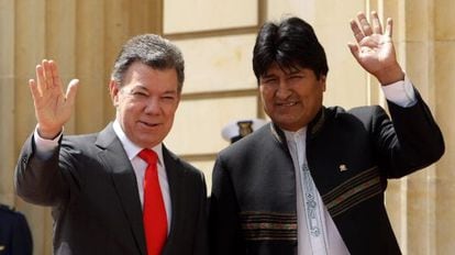 El presidente de Colombia, Juan Manuel Santos, recibe a su hom&oacute;logo boliviano, Evo Morales.