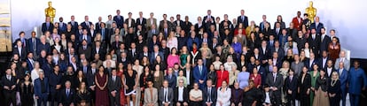 La imagen distribuida por la Academia de Cine de Hollywood durante el almuerzo de nominados a los 96º premios Oscar, que se celebrarán el 10 de marzo de 2024 en el teatro Dolby de Hollywood, Los Ángeles (California, EE UU). Para sacar la fotografía, durante casi media hora tras el almuerzo van nombrando uno por uno a todos los nominados presentes por orden alfabético, que son aplaudidos por sus compañeros y van subiendo al escenario, hasta formar una composición y ser retratados.