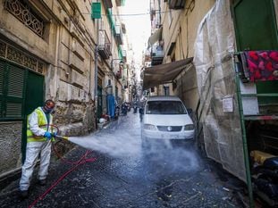 Un trabajador desinfecta una calle del Barrio Español en Nápoles, este miércoles.