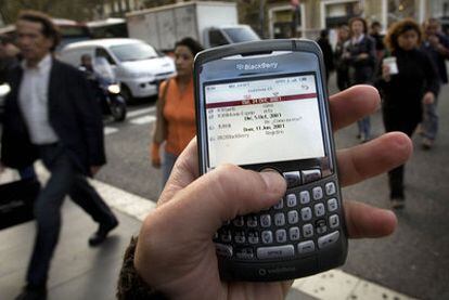 Un hombre maneja una BlackBerry.