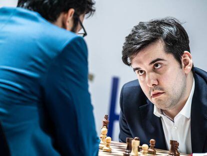 Ian Niepómniachi mira a Anish Giri durante una partida entre ambos en Astaná (Kazajistán), en 2019