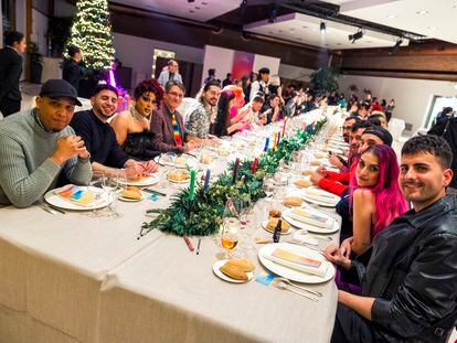 Más de 80 invitados acuden a la cena organizada por la FELGTBI+ a personas del colectivo que han sufrido discriminación y rechazo en sus familias, el pasado lunes 11 de diciembre.