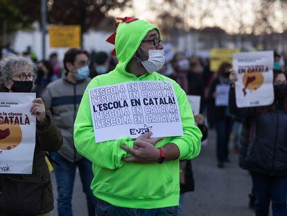 Manifestantes durante la concentración en defensa de la escuela sólo en catalán, frente a la Escuela Turó del Drac, el 10 de diciembre.