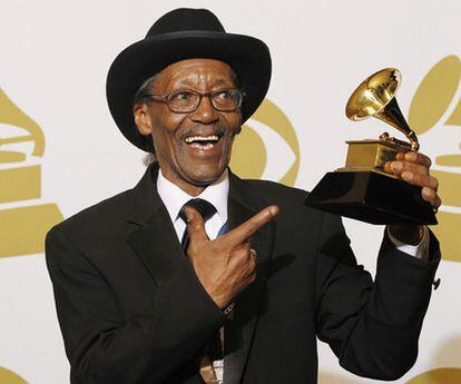 Willie<i> Big Eyes</i> Smith en los Grammy de 2010.