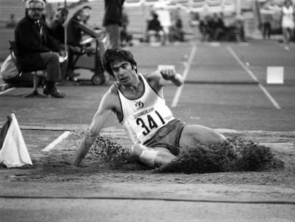 Viktor Saneyev, en uno de sus saltos durante el Memorial Znamensky celebrado en el Estadio Lenin de Moscú en 1980