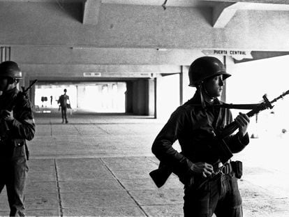 Soldados custodian el 22 de septiembre de 1973 el Estadio Nacional, donde más de 7.000 personas fueron detenidas tras el golpe militar contra Salvador Allende.