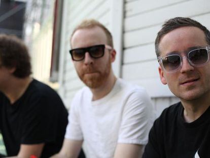 Al Doyle y Alexis Taylor, miembros del grupo Hot Chip, con las nuevas gafas de Marc by Marc Jacobs.