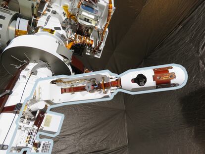 Imagen del mástil que alberga las cámaras de 'Perseverance', durante unas pruebas en JPL/NASA. En primer plano se observa uno de los sensores de viento de MEDA, desplegado. Debajo de este, los sensores de humedad relativa y radiación térmica infrarroja. Y en la parte inferior, dos de los cinco sensores de temperatura del aire.