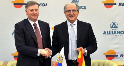 El presidente de Repsol Antonio Brufau y el presidente de Alliance Group, Musa Bazhaev. 