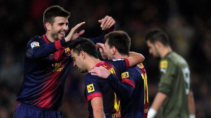 Piqué celebra un gol al Espanyol junto a Xavi y Messi.