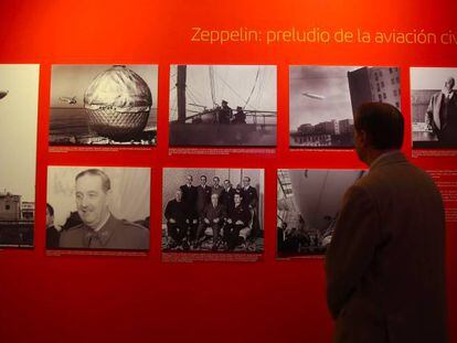 Un visitante observa un mural de la exposicion &#039;1927- 2017. 90 a&ntilde;os volando&#039;, de Iberia