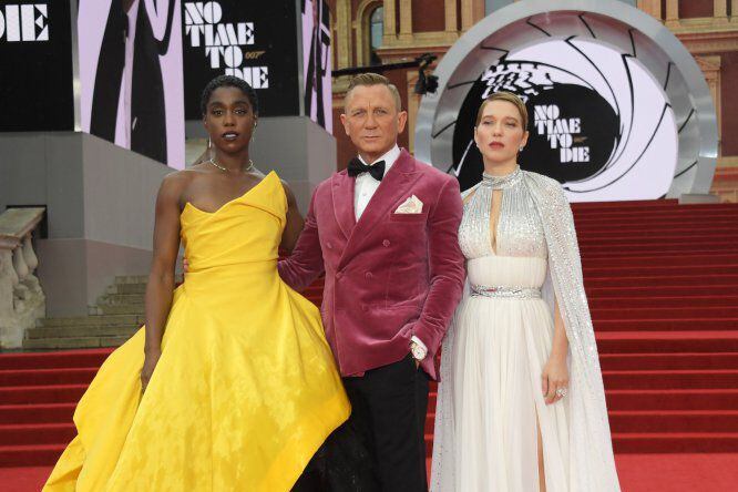 Lashana Lynch, Daniel Craig y Lea Seydoux posan en el estreno mundial de 'Sin tiempo para morir', celebrado en Londres el 28 de septiembre de 2021.